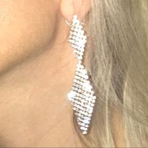 AMAZING SPARKLE- BRAND NEW GORGEOUS —SPARKLE RHINESTONE EARRINGS!😍